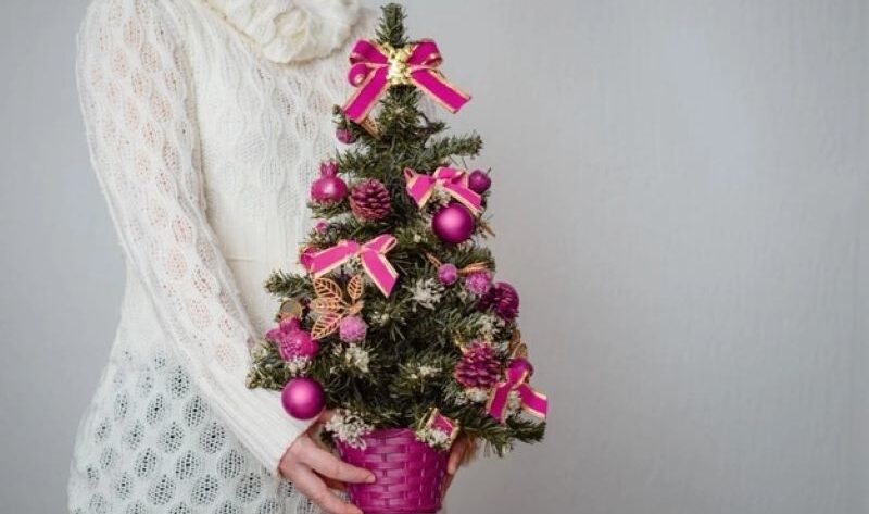 Brighten Up Your Home This Winter with Artificial Christmas Wreaths and Garlands